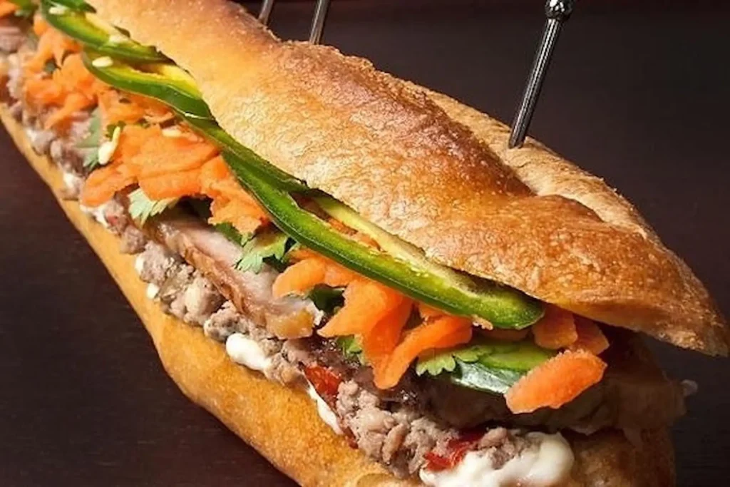 Bánh Mì Sài Gòn: Từ Ổ Baguette Phương Tây Đến Biểu Tượng Ẩm Thực Đường Phố Vĩ Đại