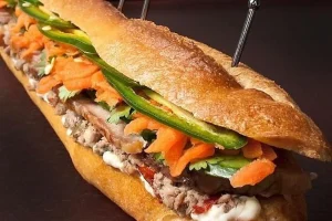 Bánh Mì Sài Gòn: Từ Ổ Baguette Phương Tây Đến Biểu Tượng Ẩm Thực Đường Phố Vĩ Đại